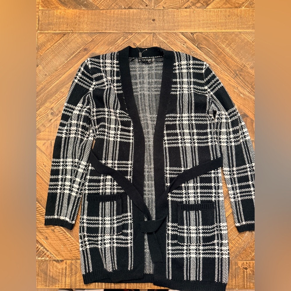 Women’s Cable & Gauge Black and White Plaid Cardigan Size medium
